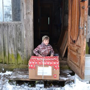 En pojke från balvi somfår julpaket donation från Hoppets stjärna.