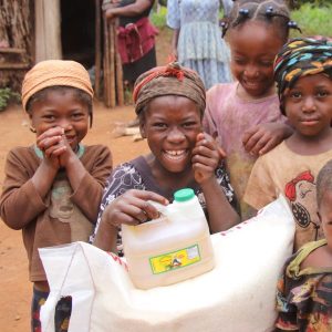 Barn i Haiti bois negresse får mathjälp av hoppets stjärna Finland.