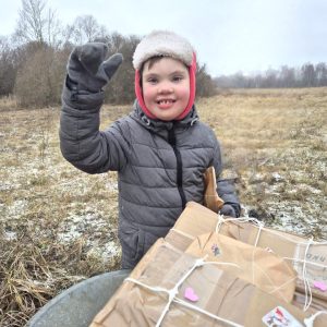 En ung pojke från balvi som öppnar en varudonation från Hoppets stjärna.