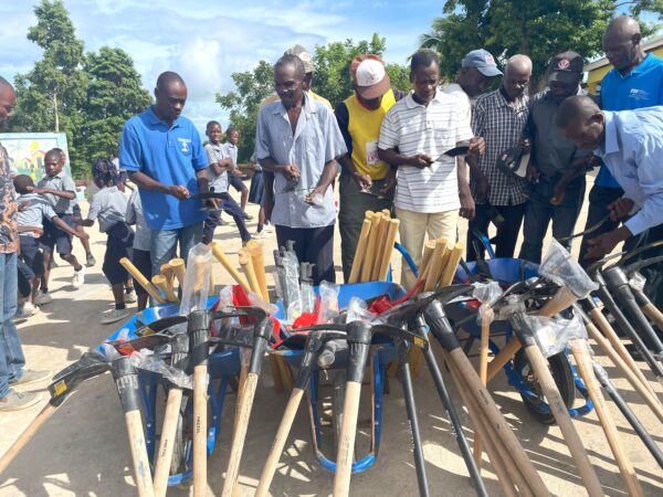 En grupp men från Haiti som tar emot en hel del jordbruks redskap från Hoppets stjärna.