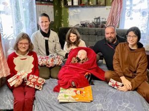 En familj från balvi som fått julklappar från Hoppets stjärna.