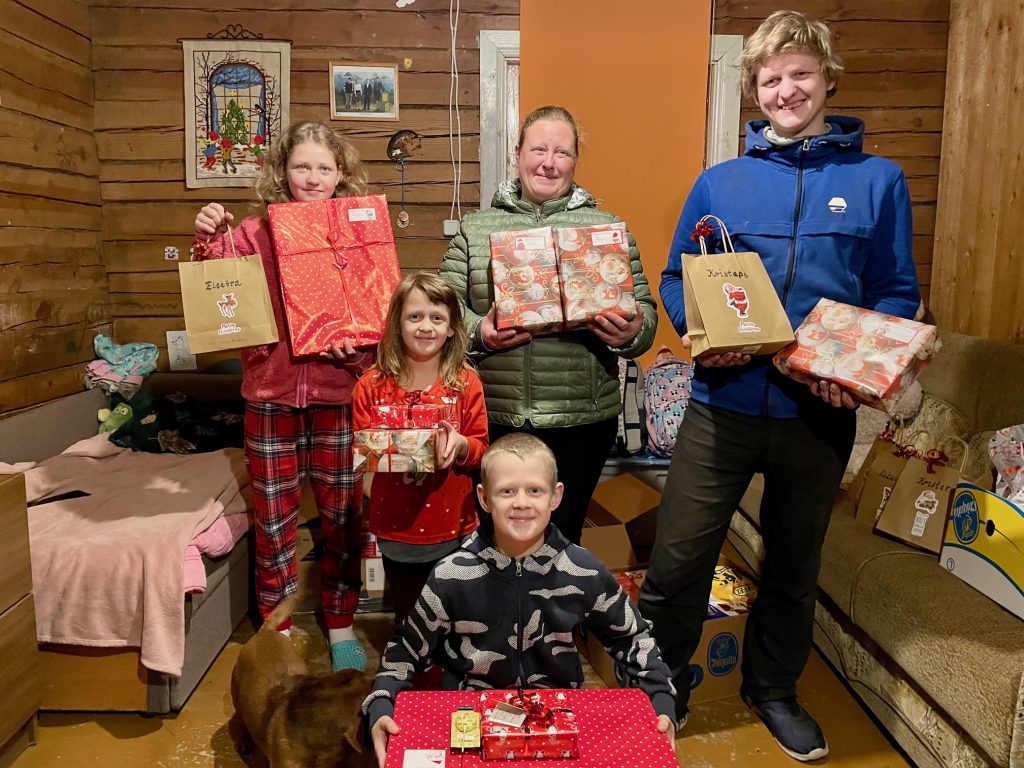 en familj från balvi som är glada att de fått julklappar och matpaket från Hoppets stjärna.