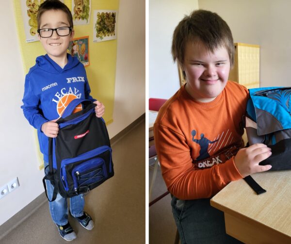 Två pojkar från balvi som fått ryggsäckar från Hoppets stjärna.