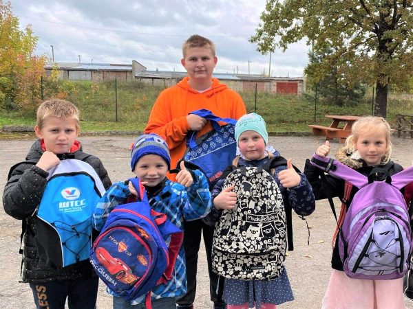 En grupp barn som fått ryggsäckar från Hoppets stjärna.