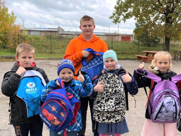 En grupp barn som fått ryggsäckar från Hoppets stjärna.