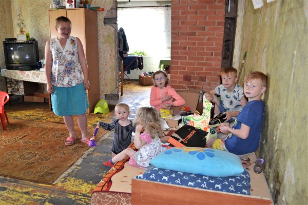 En barn familj öppnar varudonationer de fått från Hoppets stjärna.
