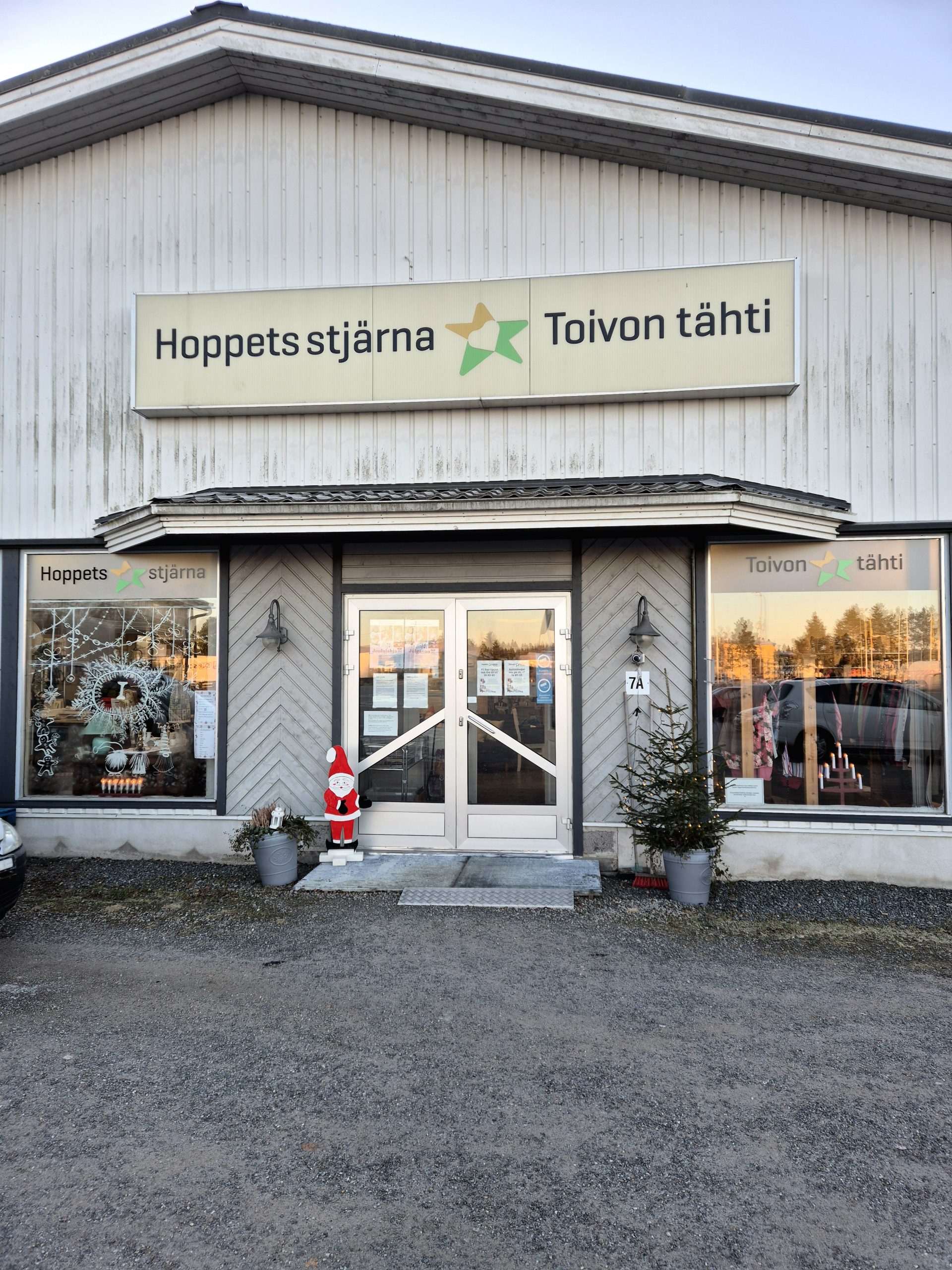 En bild av utsidan av Hoppets stjärna second hand butik i Närpes Finland