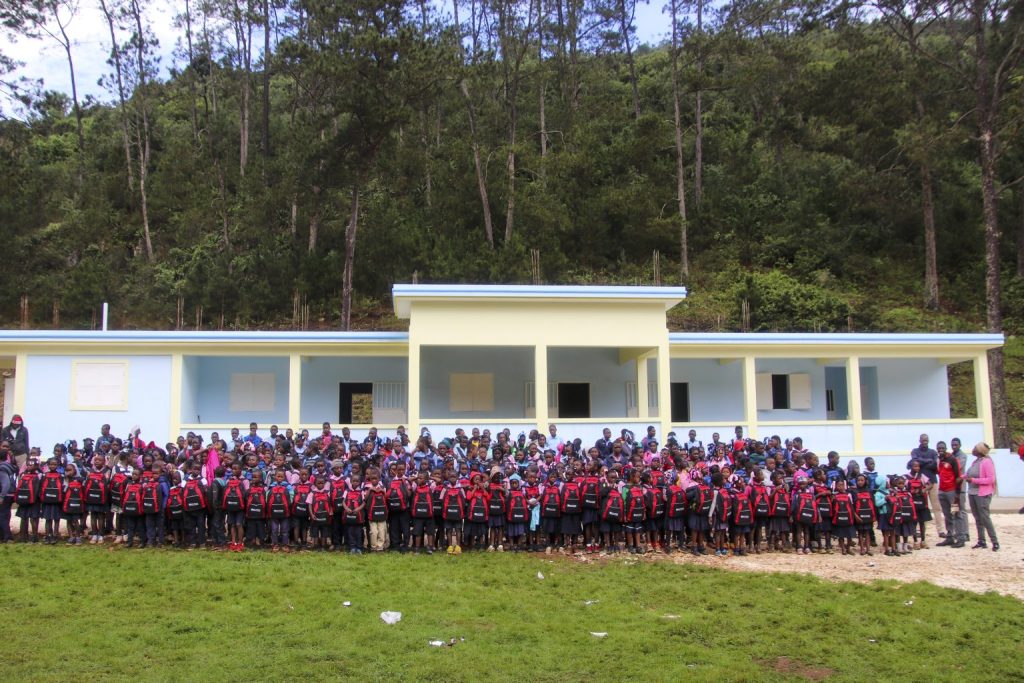 En bild av skolan och dess barn i Haiti i bois negresse som byggdes med hjälp av Hoppets stjärna.