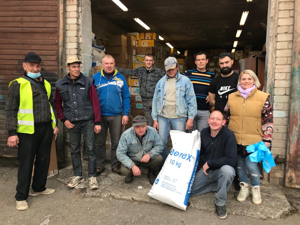 En grupp personer som lossat en hjälpsändning från Hoppets stjärna.