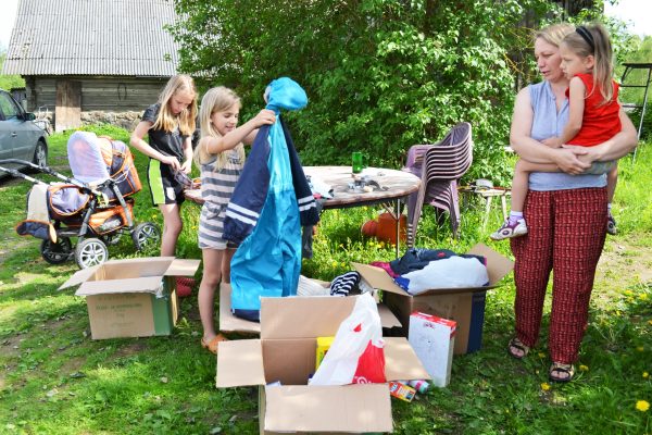 En familj i balvi Lettland som fått paket med kläder från månadsgivare i österbotten.