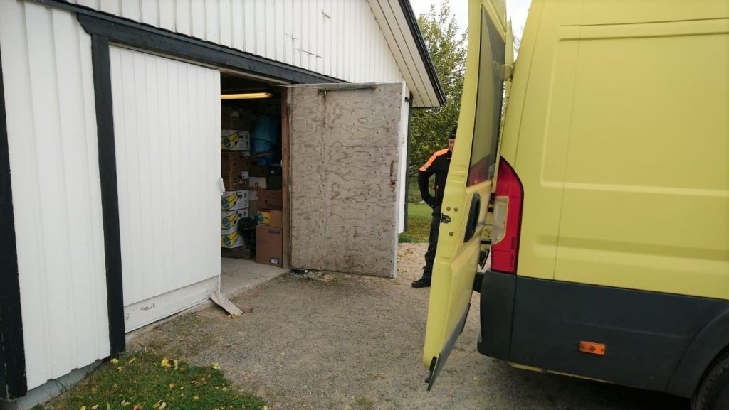 En bild av varor som anländer till en frivillig persons lager.
