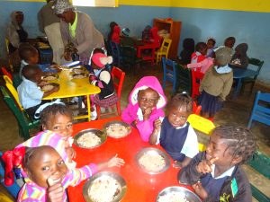 Barn i Bois Negresse, Haiti, får mat genom Hungerhjälpen – en del av Hoppets Stjärnas arbete mot hunger.