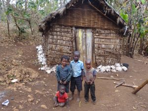 Barn utanför en hydda i Bois Negresse, Haiti, där Star of Hope delar ut matpaket till familjer efter stormen Melissa.