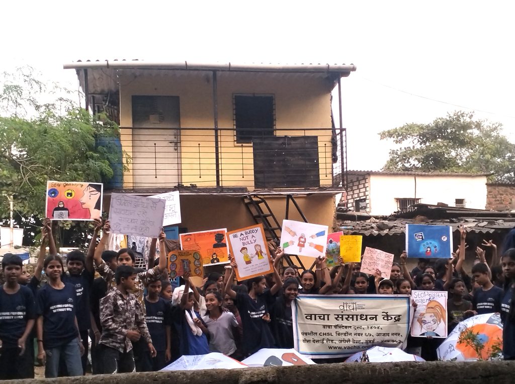 Flickor och barn i Mumbai deltar i Hoppets Stjärnas resurscenter där de får utbildning och stöd efter skolan
