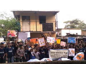 Flickor och barn i Mumbai deltar i Hoppets Stjärnas resurscenter där de får utbildning och stöd efter skolan