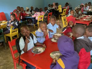 Barn och familjer får mathjälp genom Hungerhjälpen i Hoppets Stjärnas projektländer
