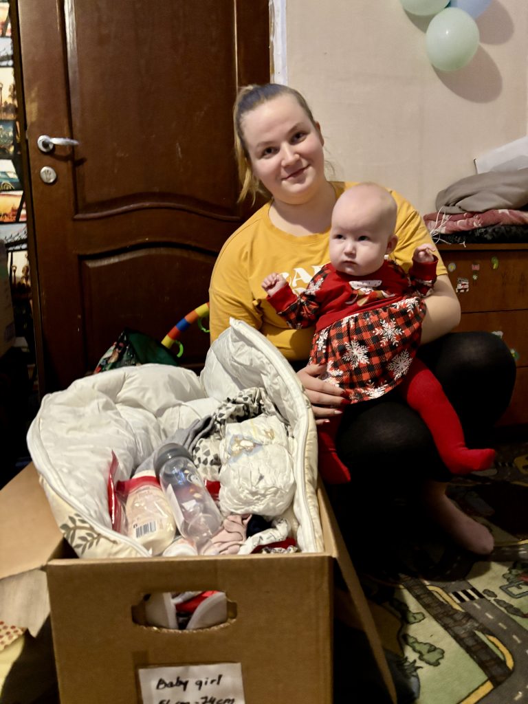 Äiti ja vauva vastaanottavat lahjoituksen Toivon tähdeltä